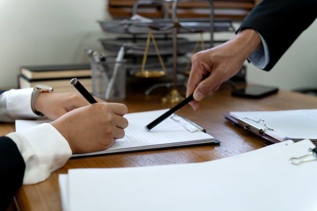 راهکارهای بهترین وکیل شرکت برای تنظیم قراردادهای تجاری بینقص