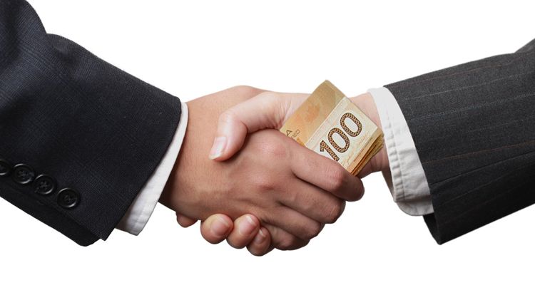 درهای گردان، لابی‌گری و افشای ناقص تعارض منافع: چگونه اعتماد عمومی از بین می‌رود؟