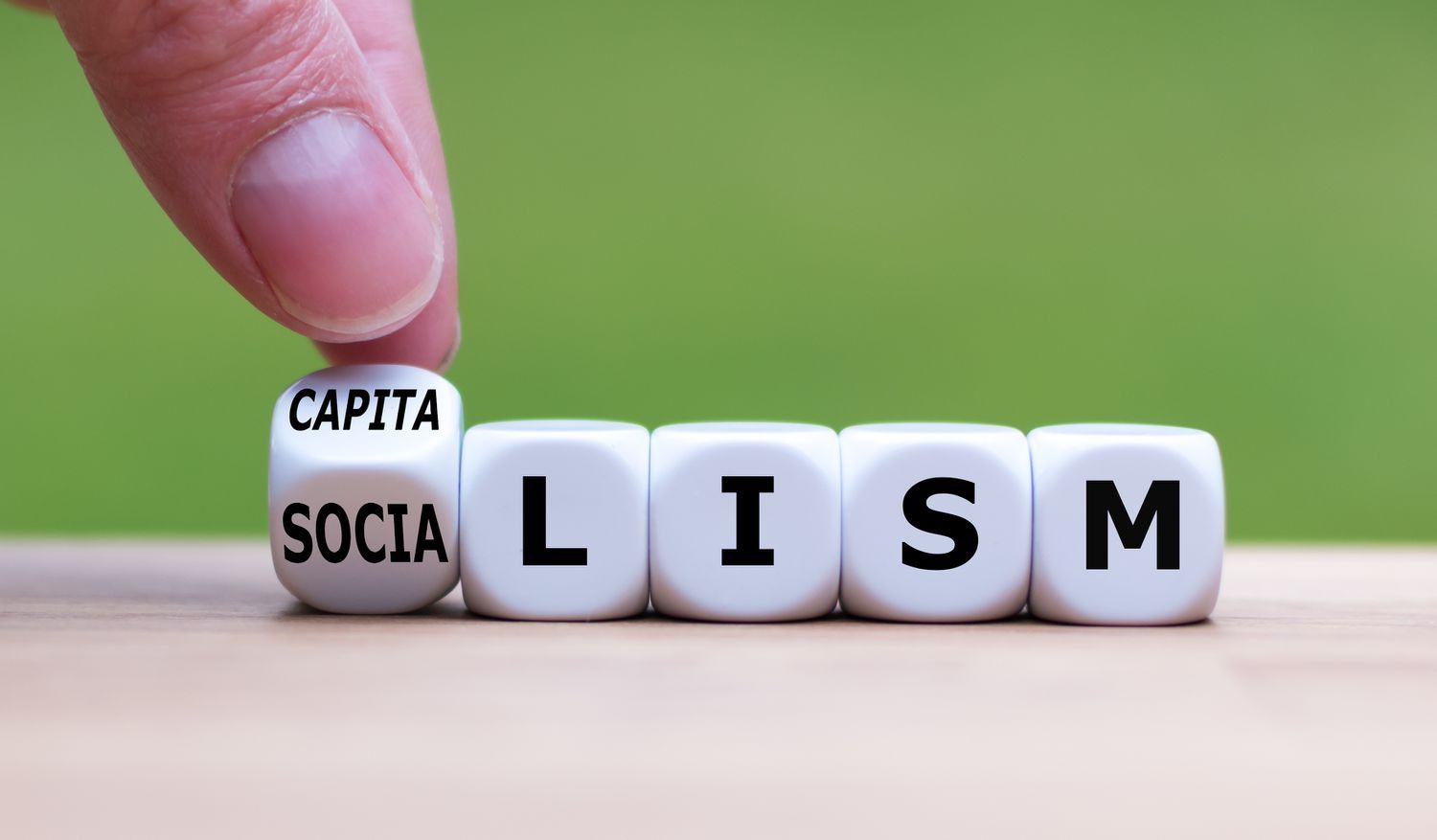 بررسی اقتصاد سیاسی در نظام سرمایهداری و سوسیالیستی