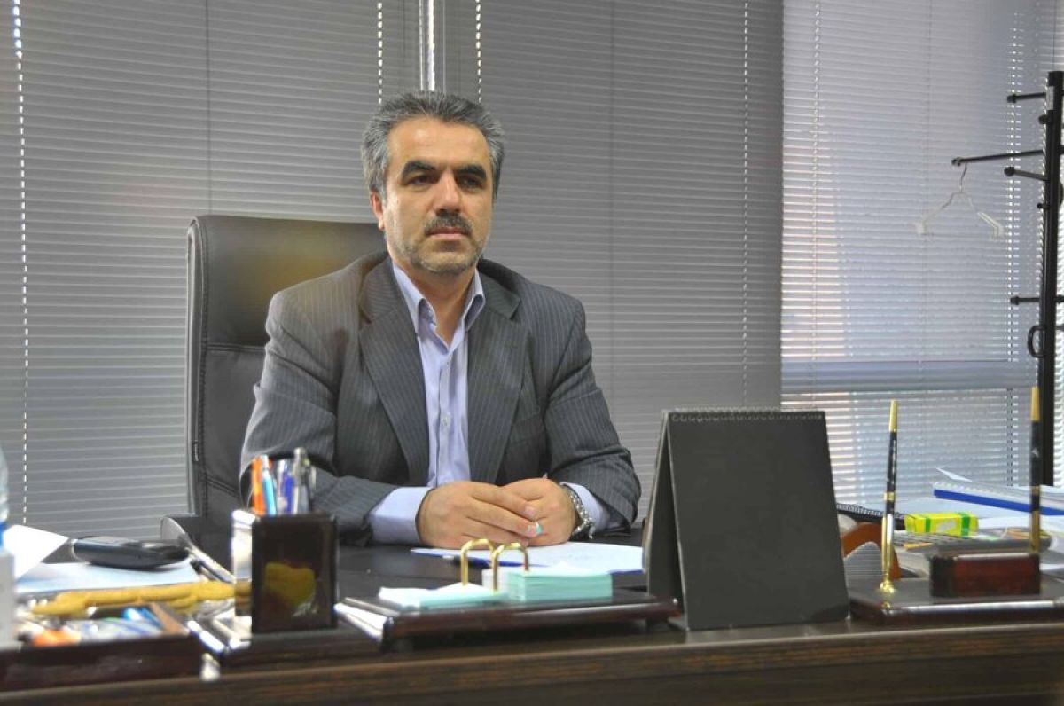 طلا و دلار؛ صدرنشین بازارهای جذاب برای سرمایهگذاری تا پایان سال | نظری: خروج سرمایه از کشور تداوم دارد | احمدزاد: مسکن برای ریسک گریزها بازار مناسبی است